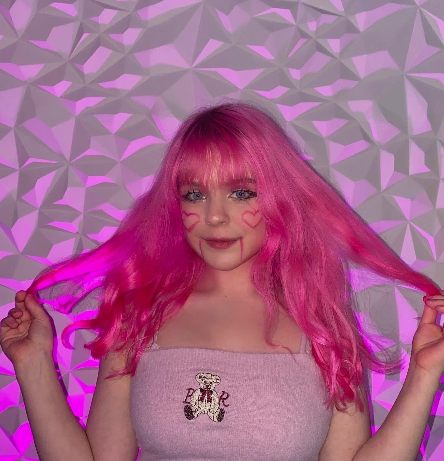 Эми роуз с пышными розовыми волосами. Эми роуз с пышными розовыми волосами.