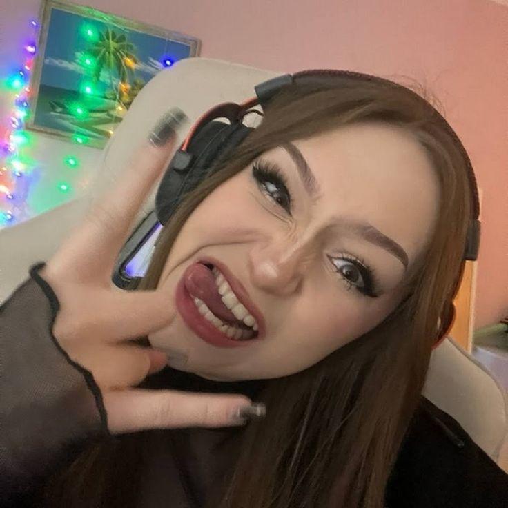 Смешная фотка dasha228play в рок стиле с высунутым языком.