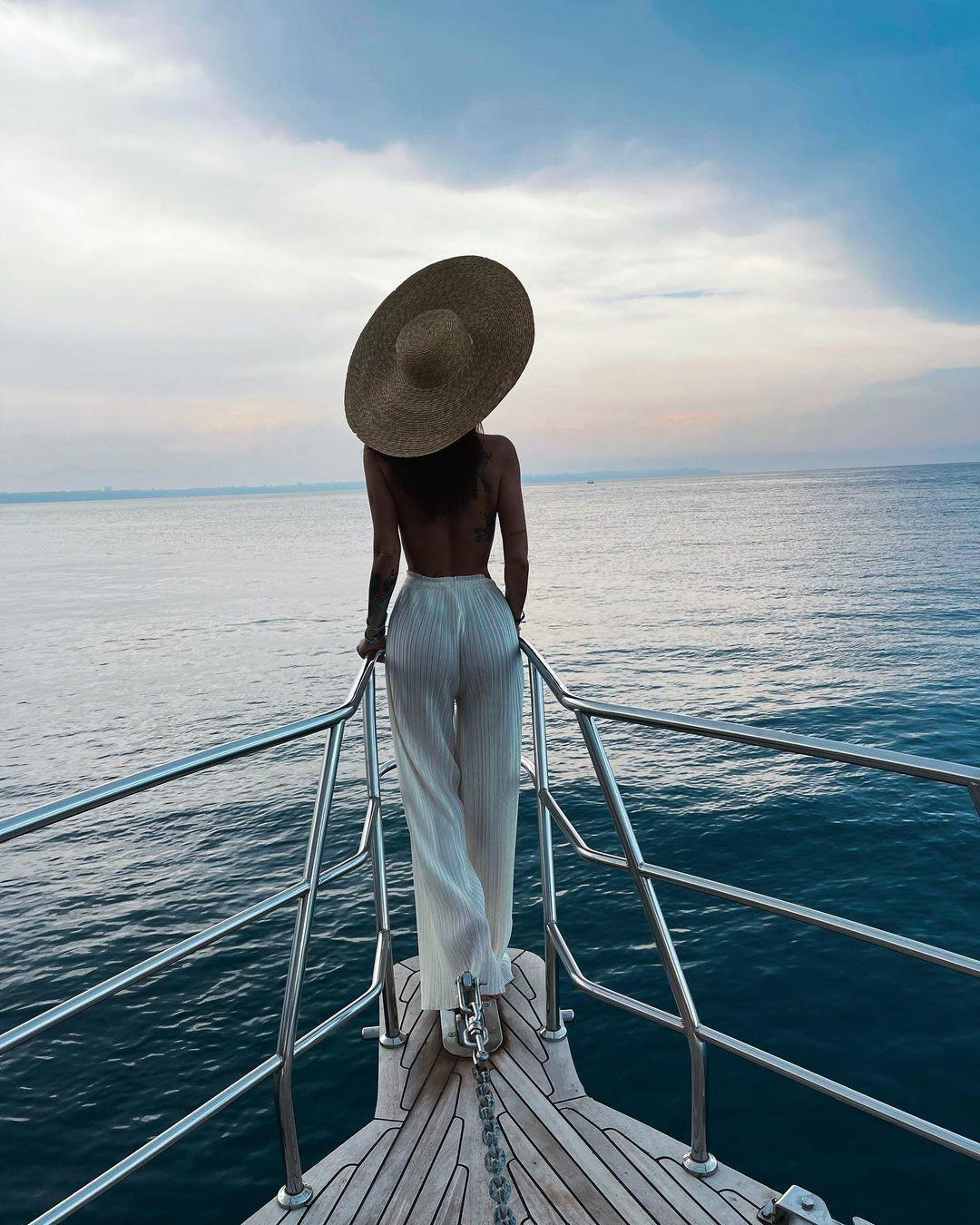 Слили вареник Айзы из сторис инстаграм. Более откровенные фото и видео Айзы Анохиной.