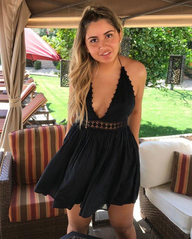 А тут наша кареглазая красотка в хорошем настроении и чёрном коротком платье без лифчика. А тут наша кареглазая красотка в хорошем настроении и чёрном коротком платье без лифчика.