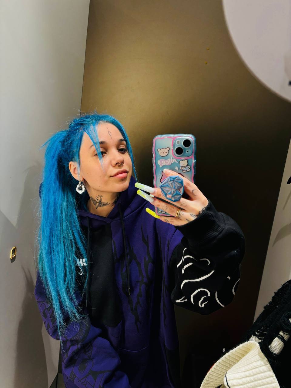 Прикольное селфи в балахоне плюс сайз. Прикольное селфи в балахоне плюс сайз.