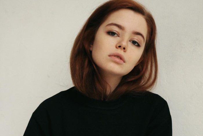 Анастасия Крылова и Мила Ершова играют обнаженными в сериале "Трудные подростки" Анастасия Крылова и Мила Ершова играют обнаженными в сериале "Трудные подростки"