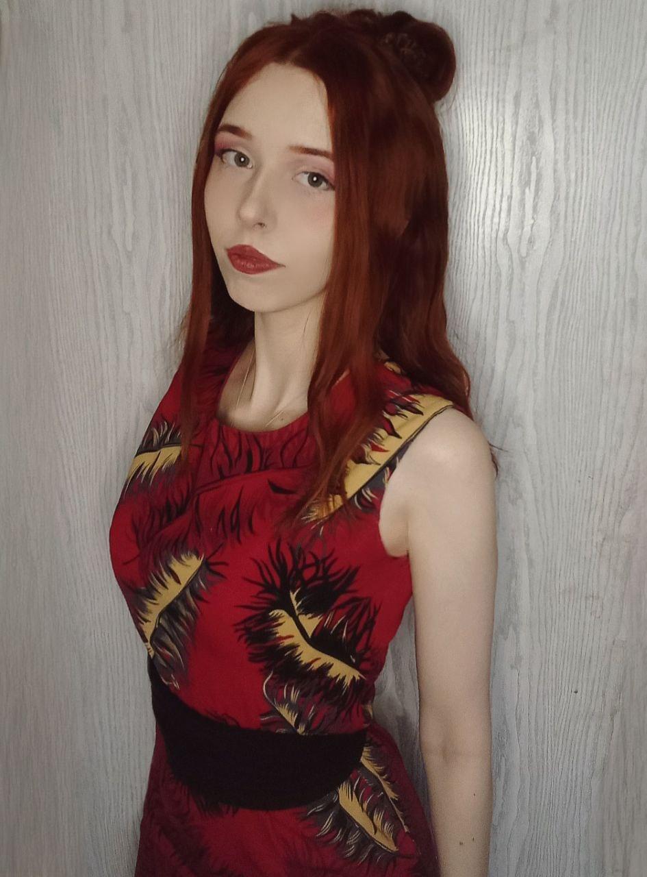 Рыжая Арина Павлова в платье. Рыжая Арина Павлова в платье.