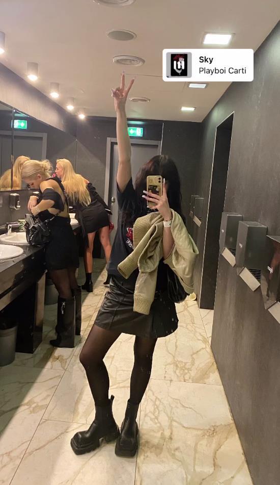 Горячее селфи от Baby Cute в туалете в юбке и чулках. Горячее селфи от Baby Cute в туалете в юбке и чулках.