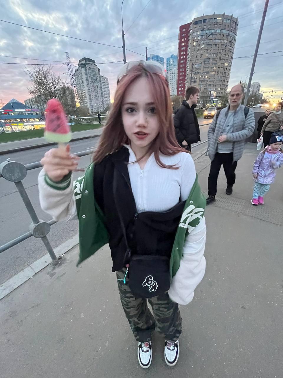 На улице с кусочком ледяного арбуза. На улице с кусочком ледяного арбуза.