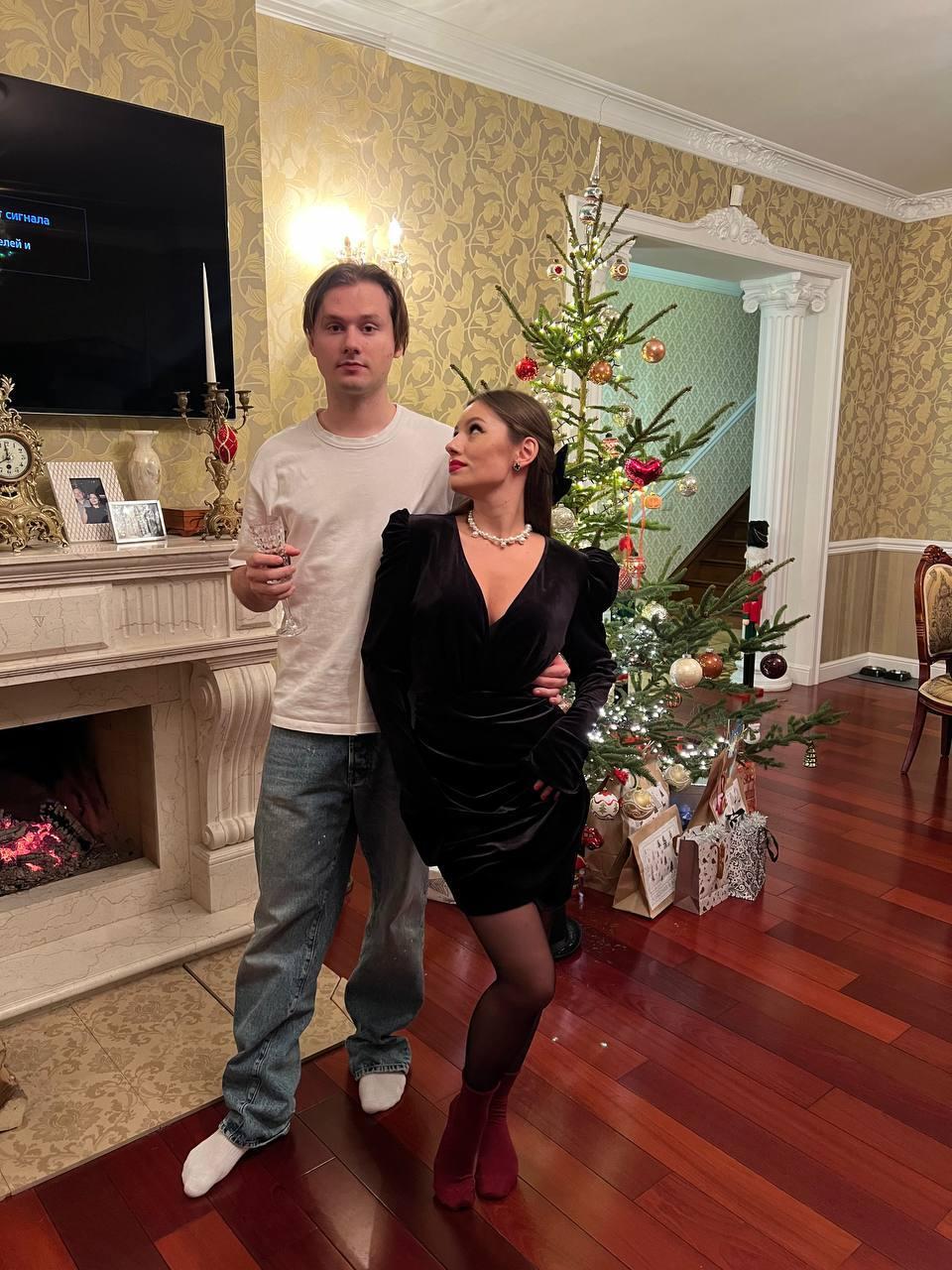 Новогодний снимок Эксайла и Каролины в платье на фоне ёлки. Новогодний снимок Эксайла и Каролины в платье на фоне ёлки.