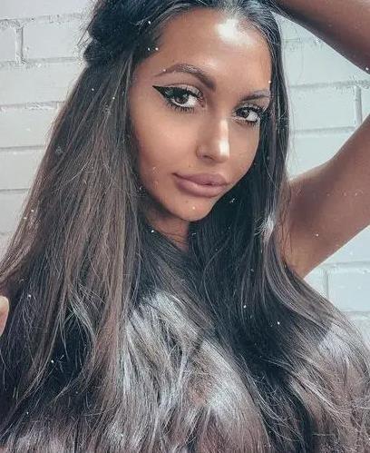 В instagram модели есть около 1400 фотографий и ни одной без одежды. В instagram модели есть около 1400 фотографий и ни одной без одежды.