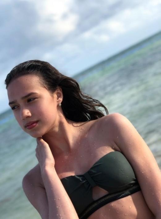 Ещё один снимок с пляжа в мокрой верхней части купальника (лифчике). Ещё один снимок с пляжа в мокрой верхней части купальника (лифчике).