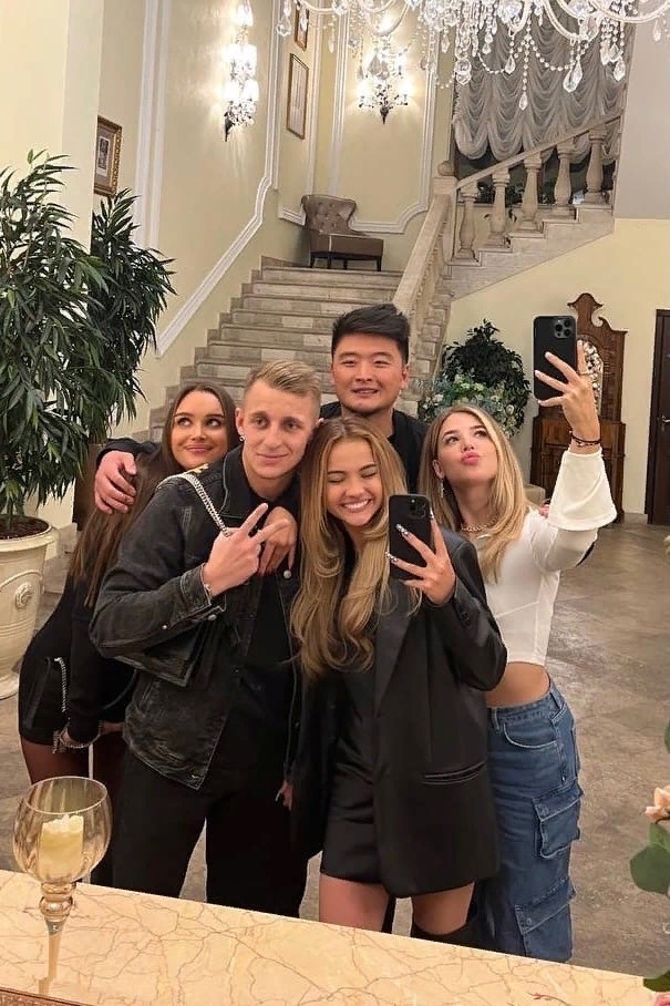 А вот и первые совместные фоточки Вали Карнавал и Саши Стоун с Мальдив. А вот и первые совместные фоточки Вали Карнавал и Саши Стоун с Мальдив.