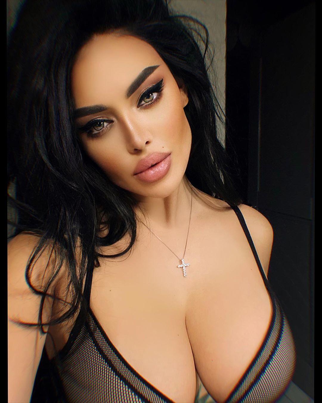 Благодаря своим доходам даже позволила себе сделать пластику лица.