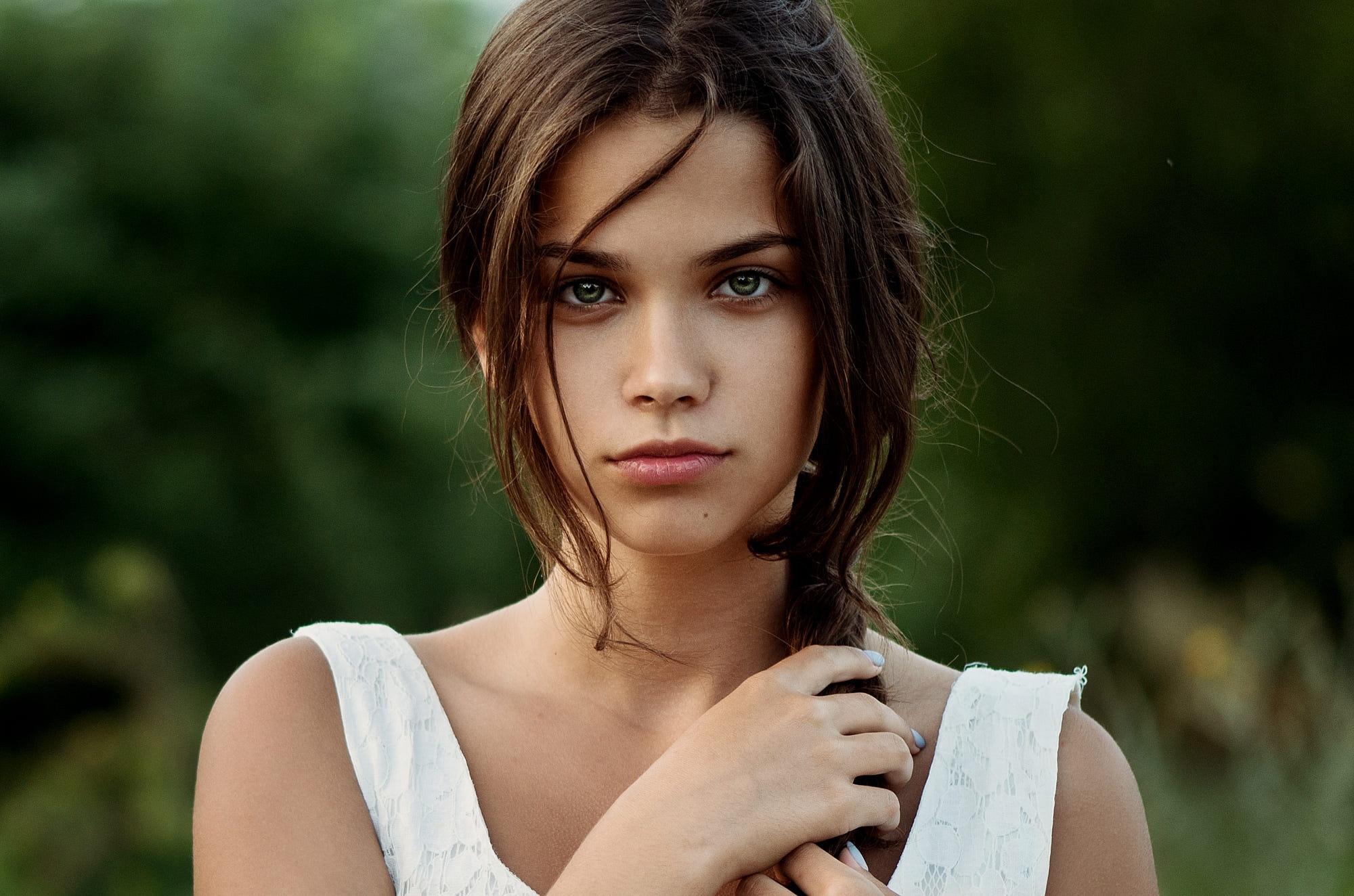 Обои Красивая молодая зеленоглазая девушка с косой на голове.