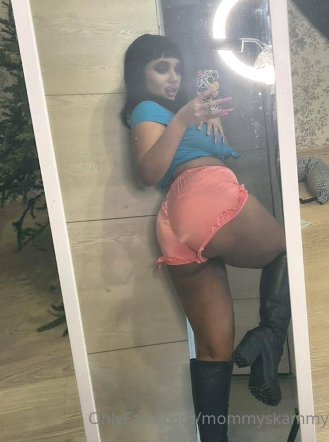 Ее матери девочка была не нужна, и Сара проводила весь день в песочнице с бутылкой воды и пачкой сухарей, пока мать ее оттуда не заберет. Ее матери девочка была не нужна, и Сара проводила весь день в песочнице с бутылкой воды и пачкой сухарей, пока мать ее оттуда не заберет.