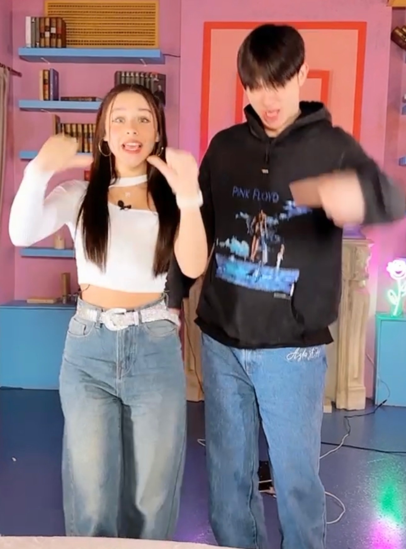 Женя проявляет интерес к Милане как к девушки, вроде они встречаются. Женя проявляет интерес к Милане как к девушки, вроде они встречаются.