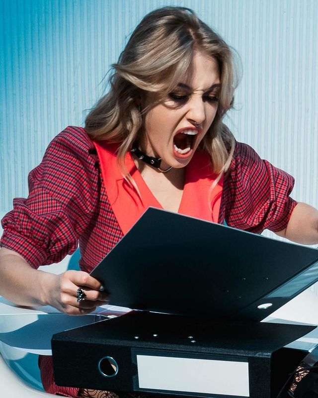 Ещё одно смешное фото Кати с открытым ртом во время фотосессии в рабочем (офисном) стиле. Ещё одно смешное фото Кати с открытым ртом во время фотосессии в рабочем (офисном) стиле.