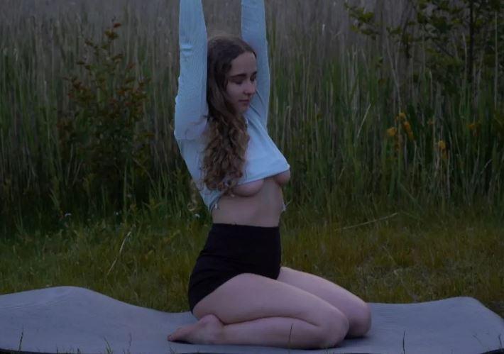 Фловина имеет многолетний опыт в практике йоги и обучении других людей. Фловина имеет многолетний опыт в практике йоги и обучении других людей.