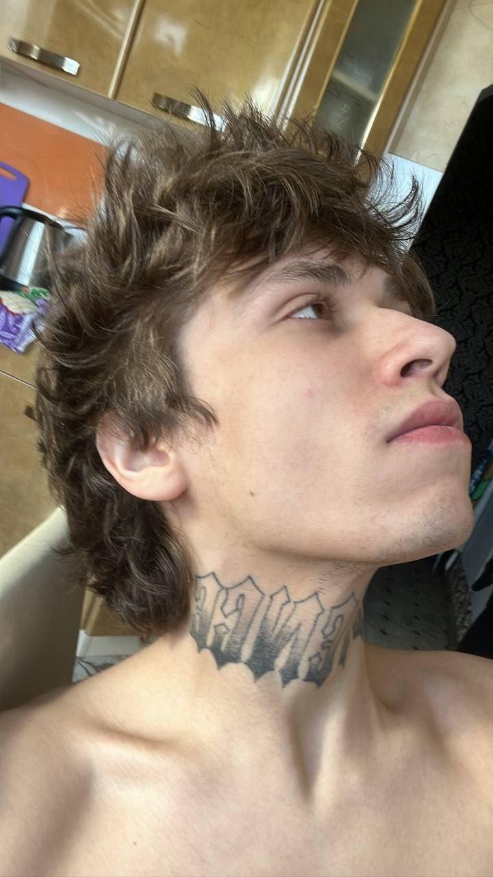 Слитая фотка с Ураганом на голове Хокаге и его татуировкой на шее.