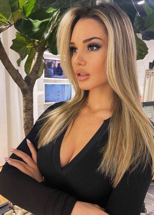 Блондинка Ромашкина показала грудь в платье с откровенным декольте.