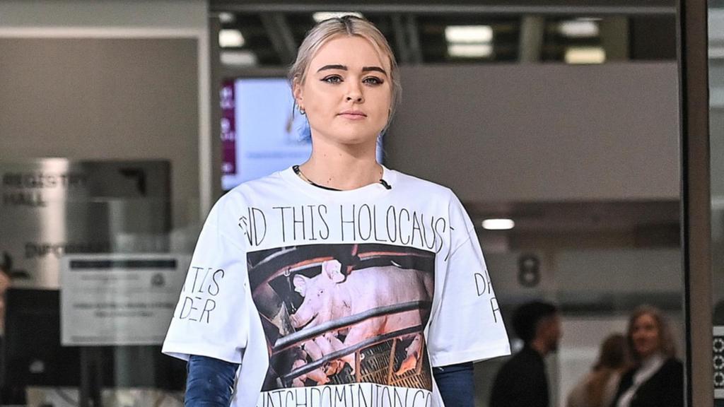 Снимок веган-активистки V-gan Booty в майке со свиньёй. Снимок веган-активистки V-gan Booty в майке со свиньёй.