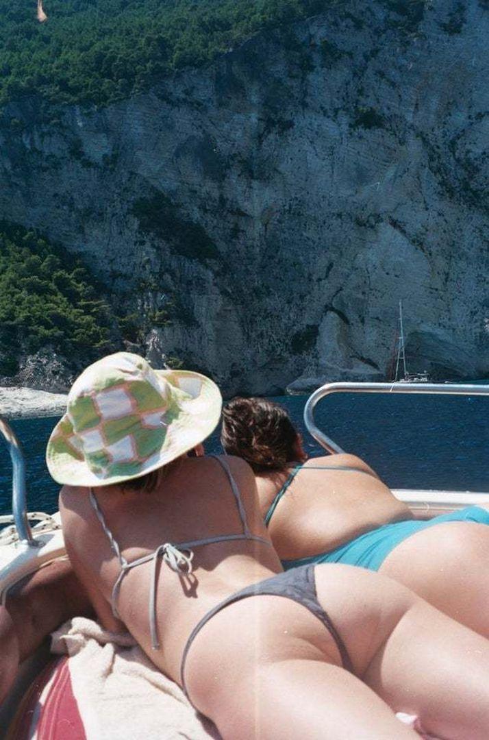 Ещё одна фотка с Милли Олкок в купальнике слитая в сеть. Ещё одна фотка с Милли Олкок в купальнике слитая в сеть.