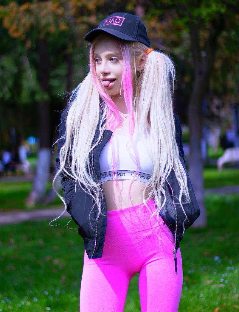 Блондинка LoLiBela с розовой прядью и розовых лосинах. Блондинка LoLiBela с розовой прядью и розовых лосинах.