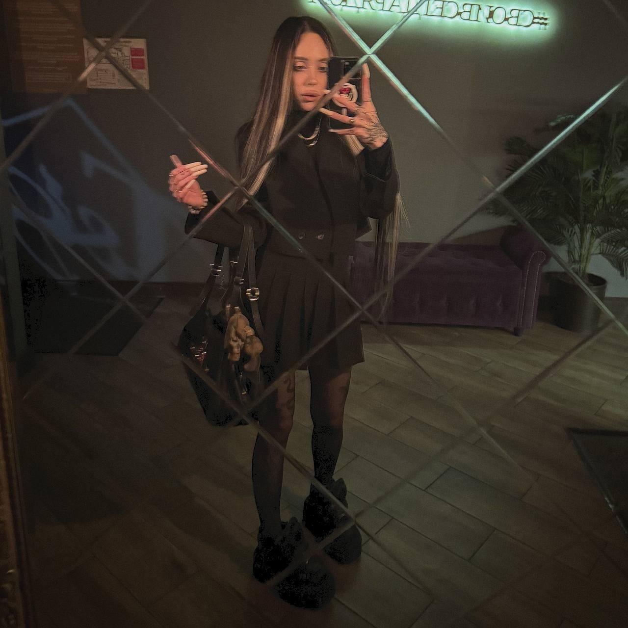 Вполне пристойная фотография ТГ блогерши у зеркала. Вполне пристойная фотография ТГ блогерши у зеркала.