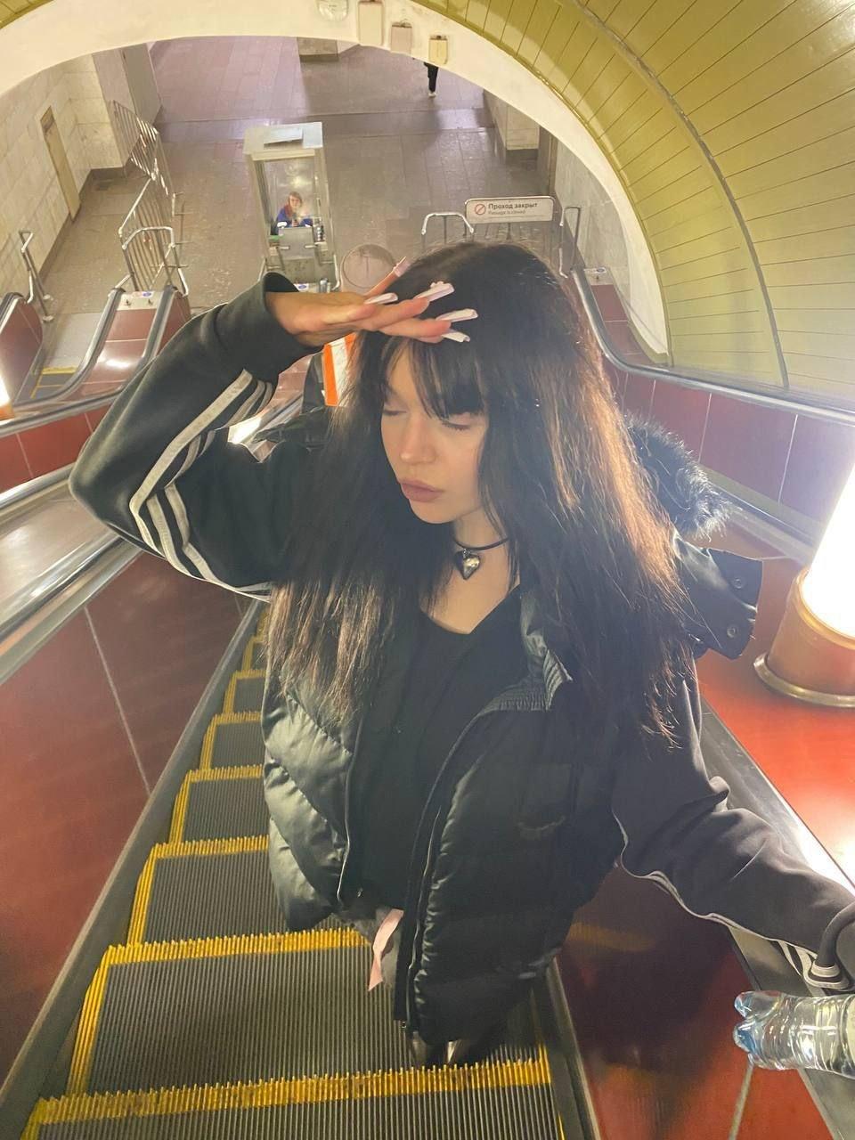 Кадр с Настей Морозовой из метро. Кадр с Настей Морозовой из метро.