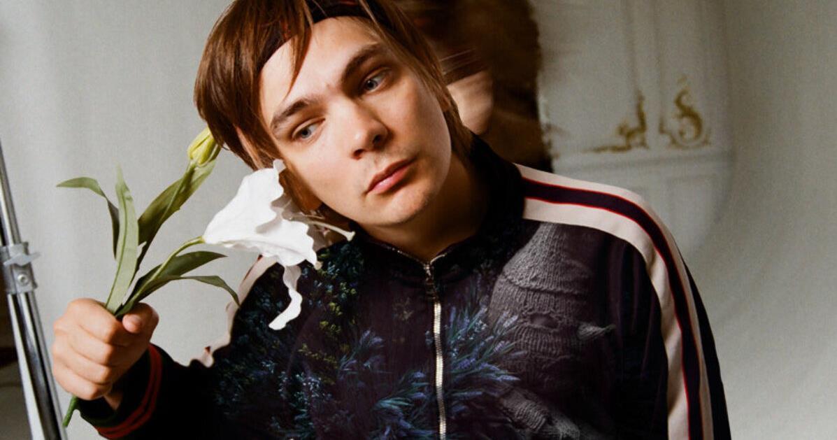 Милый снимок нашего героя с белой лилией. Милый снимок нашего героя с белой лилией.