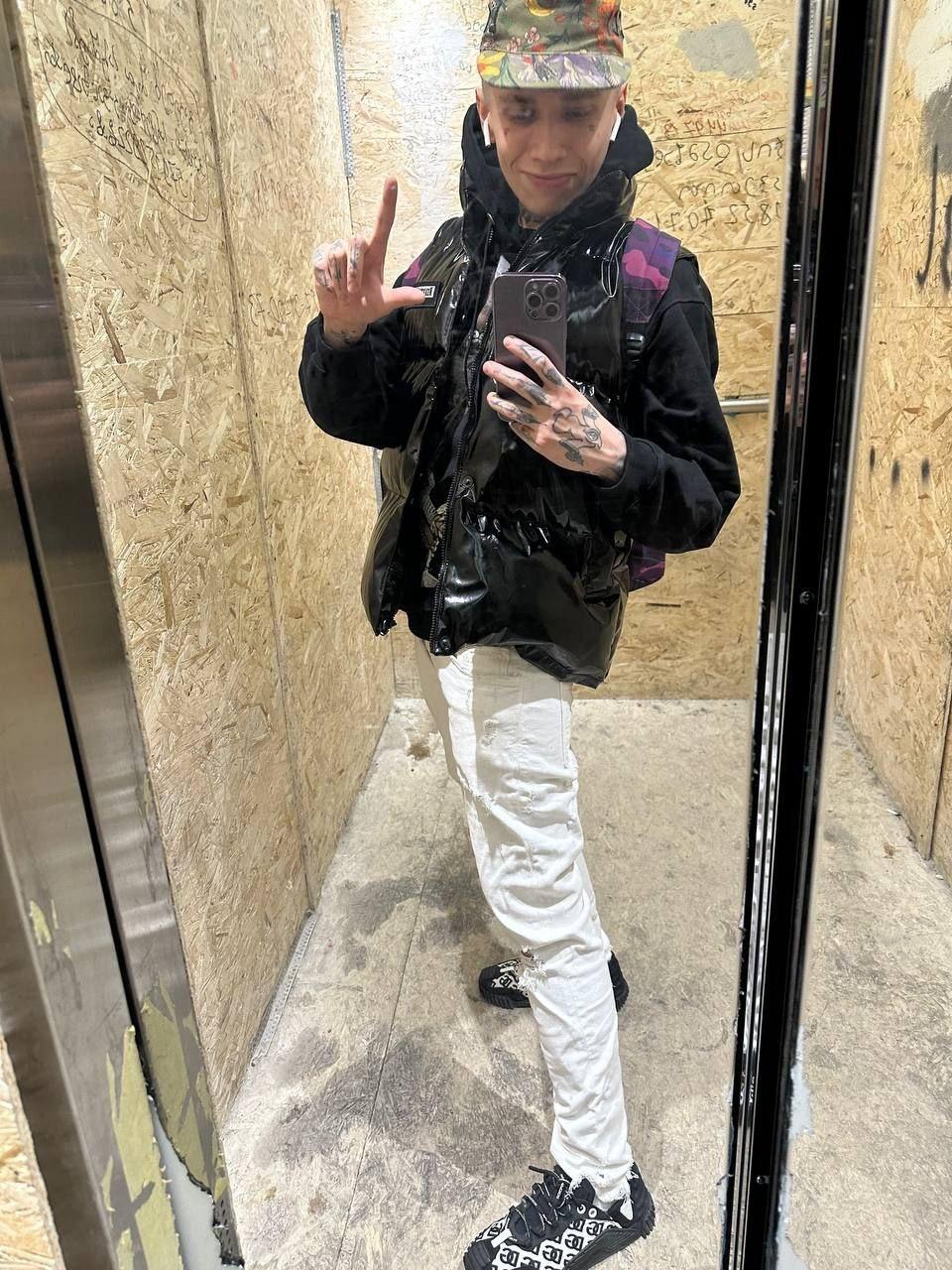 Селфи в каком то подвальном помещении.