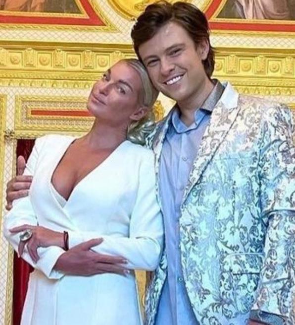 To один снимок счастливых и улыбающихся Шаляпина и Волочковой.