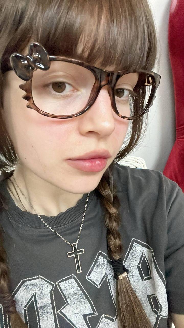 Фото Baby Cute в очках крупным планом. Фото Baby Cute в очках крупным планом.