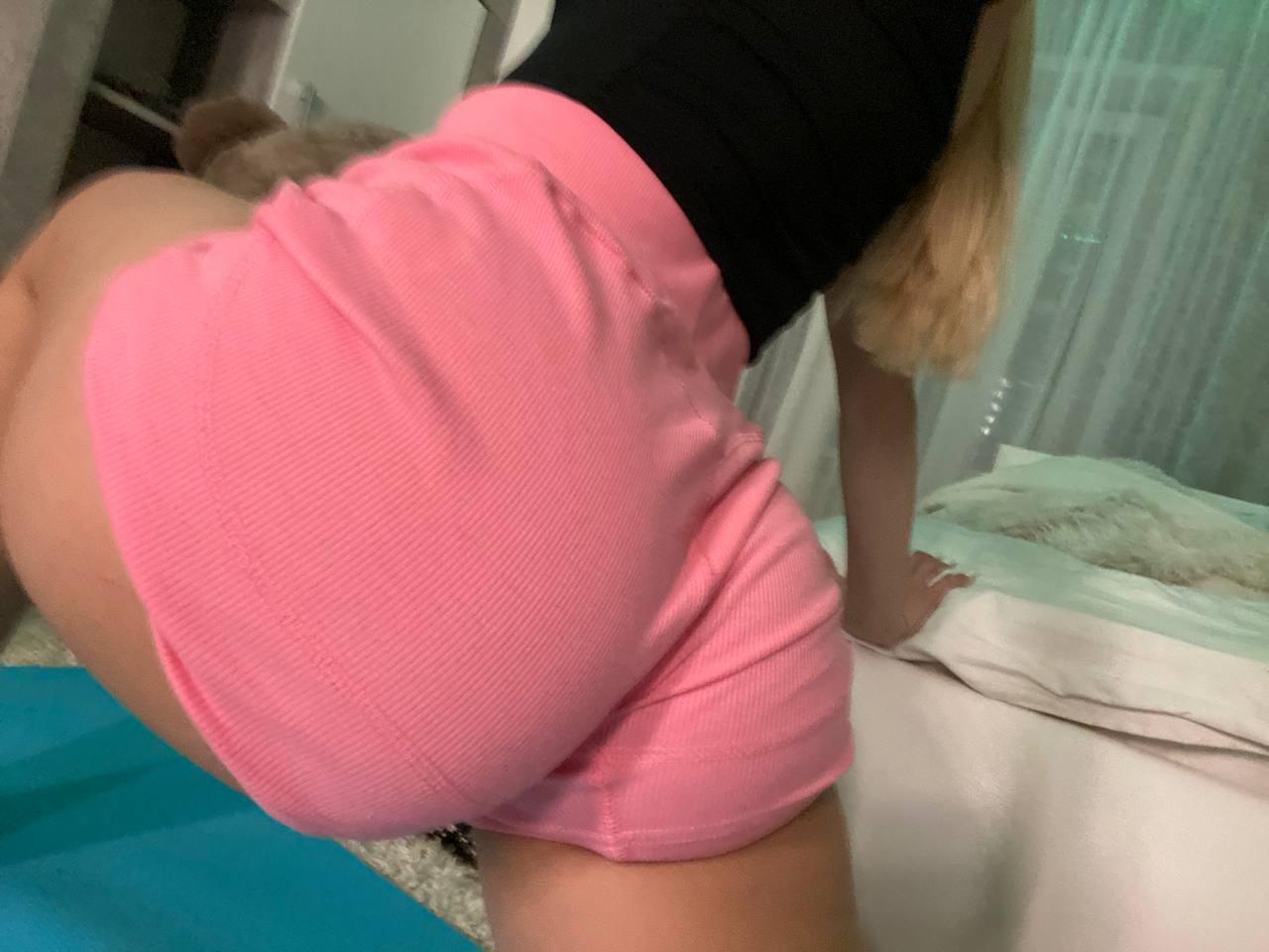 Девушка выкладывает вызывающие фото 18+ в искренний доступ для своих подписчиков. Девушка выкладывает вызывающие фото 18+ в искренний доступ для своих подписчиков.