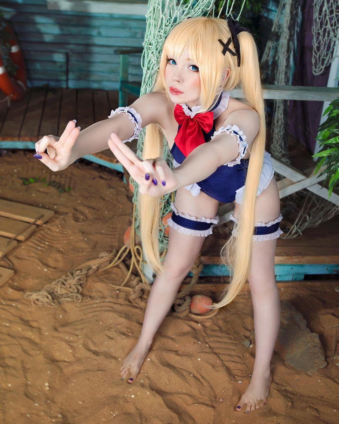 Девушка профессионально занимается косплеем, ведет стримы на твиче, а еще рассказывает о своей жизни в личном YouTube канале.