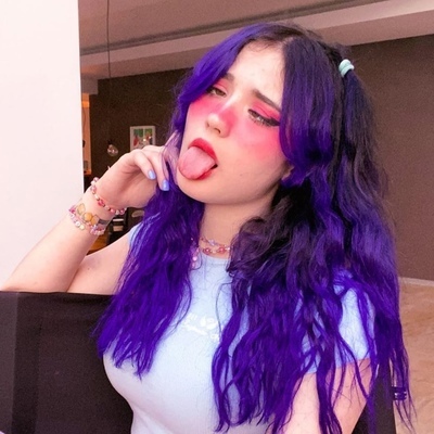 Смешной снимок flaffyx с фиолетовыми волосами и высунутым языком.