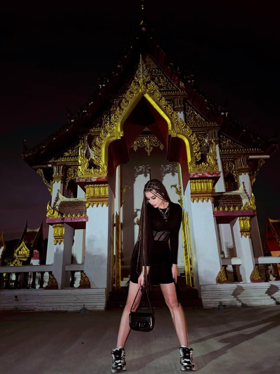 Госпожа Эвелин у храма на фото из ТГ. Госпожа Эвелин у храма на фото из ТГ.