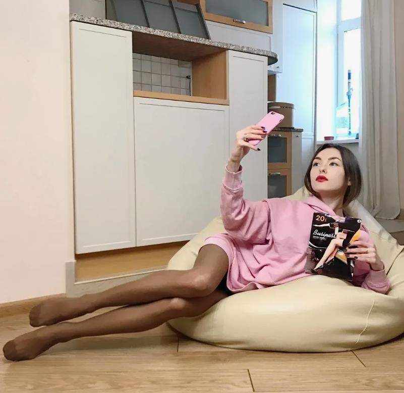 Обычное жизненное селфи Ивановой дома. Обычное жизненное селфи Ивановой дома.