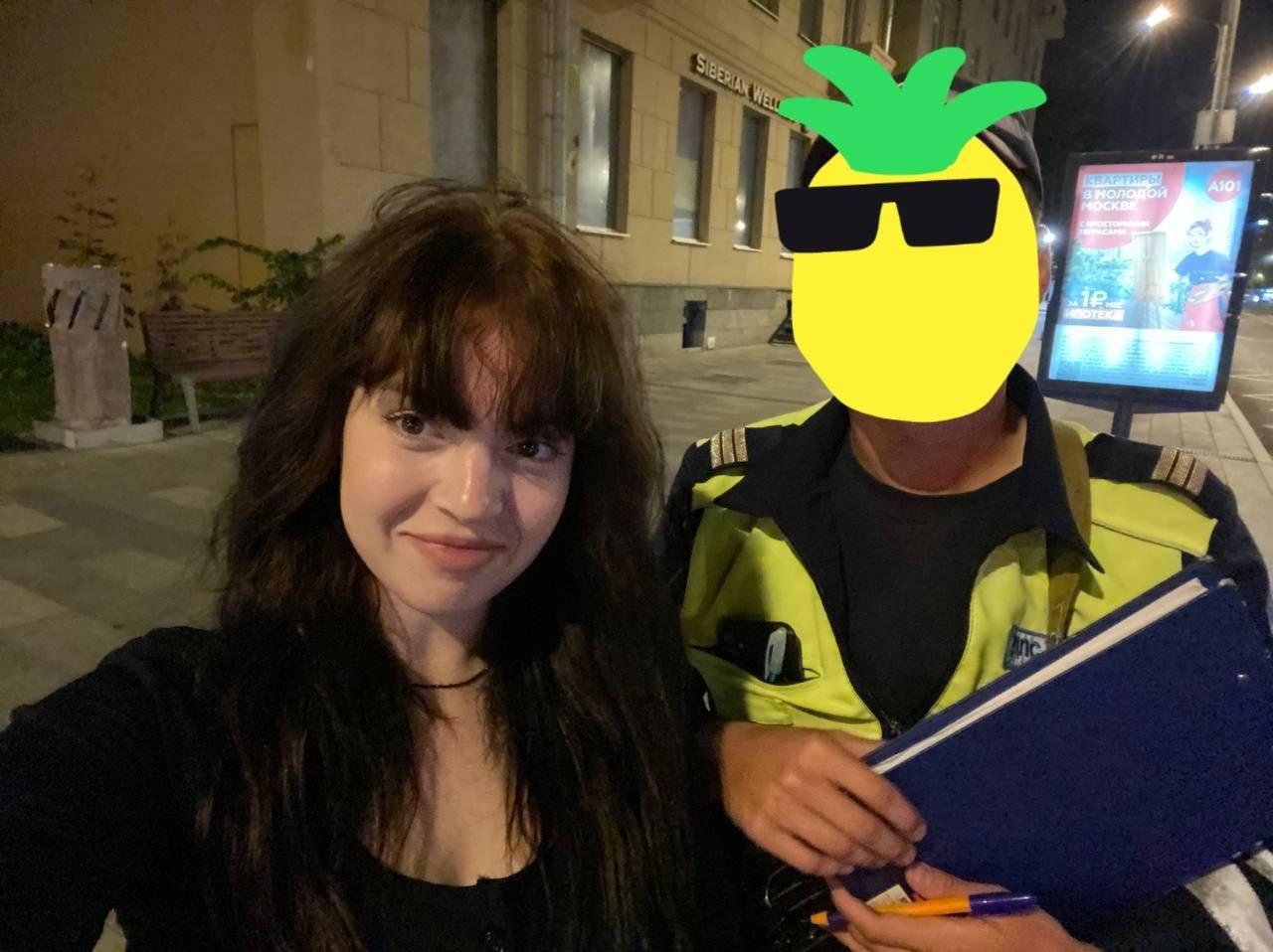 Угарный кадр с человеком ананасом. Угарный кадр с человеком ананасом.