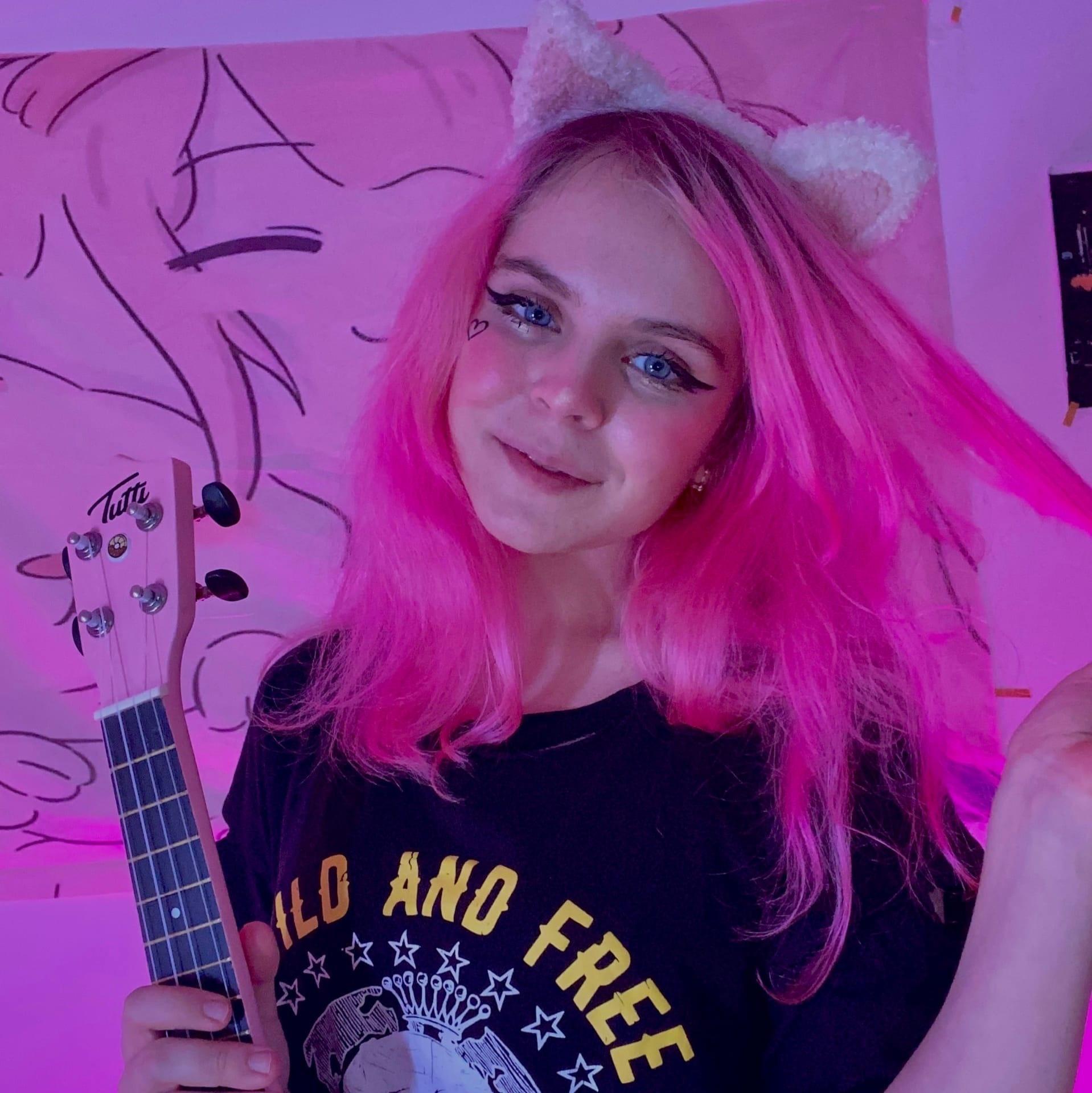 Розовая Эми на фото с укулеле. Розовая Эми на фото с укулеле.