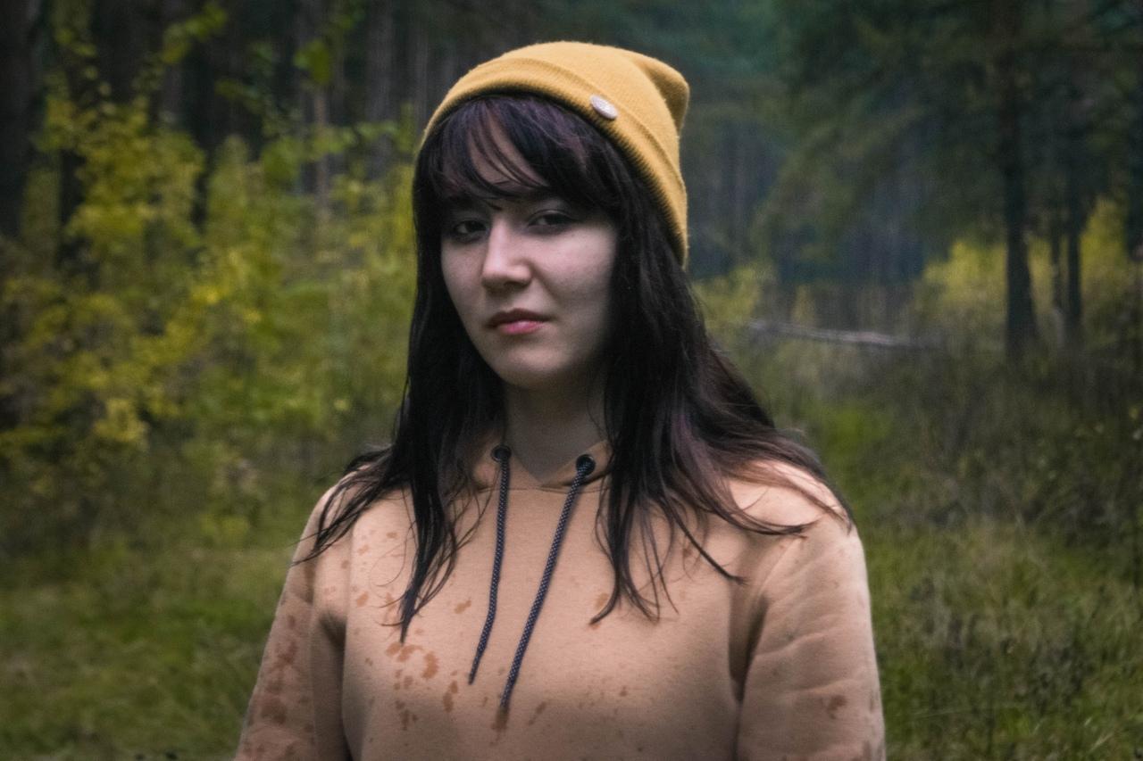 Кадр с Айшей в лесу в жёлтой шапке. Кадр с Айшей в лесу в жёлтой шапке.