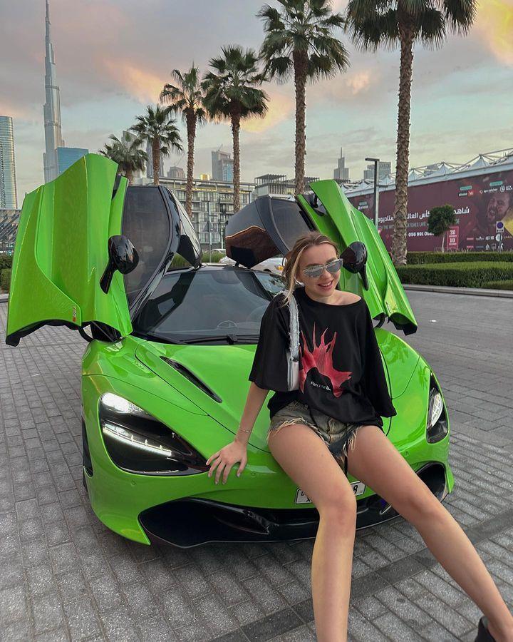 Блогер Юлия Годунова фотосессия у авто.