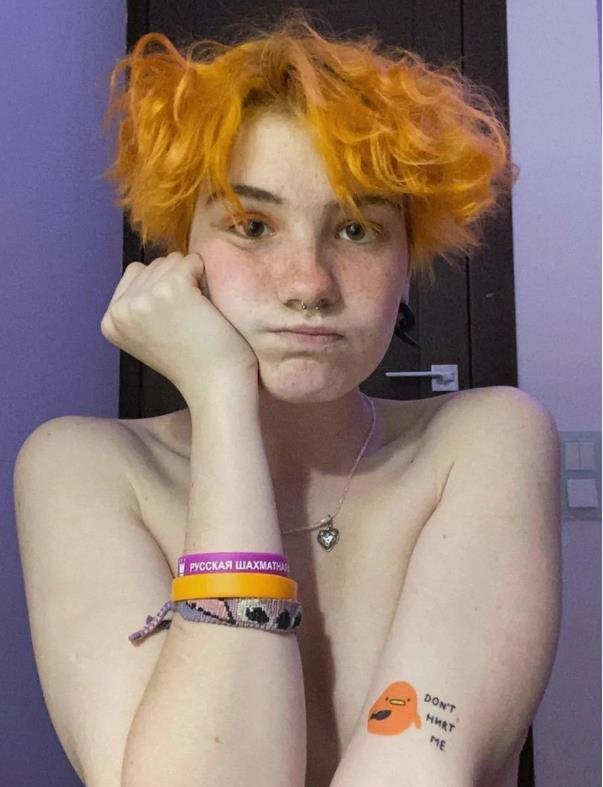 Ещё один кадр с Олей "Тыква" в стиле "НЮ" где она прикрывает обнажённое тело руками. Ещё один кадр с Олей "Тыква" в стиле "НЮ" где она прикрывает обнажённое тело руками.