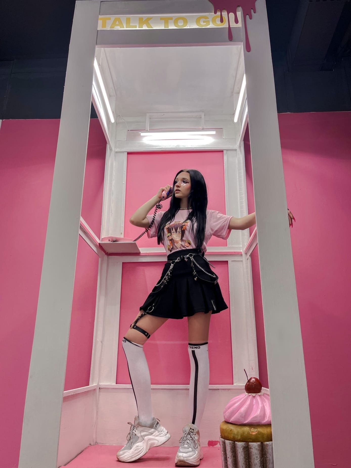 Кадры из клипа fesch6 в телефонной будке. Кадры из клипа fesch6 в телефонной будке.