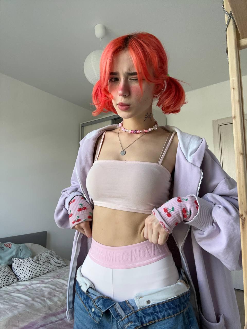 Забавный снимок на котором flaffyx поправляет трусы.