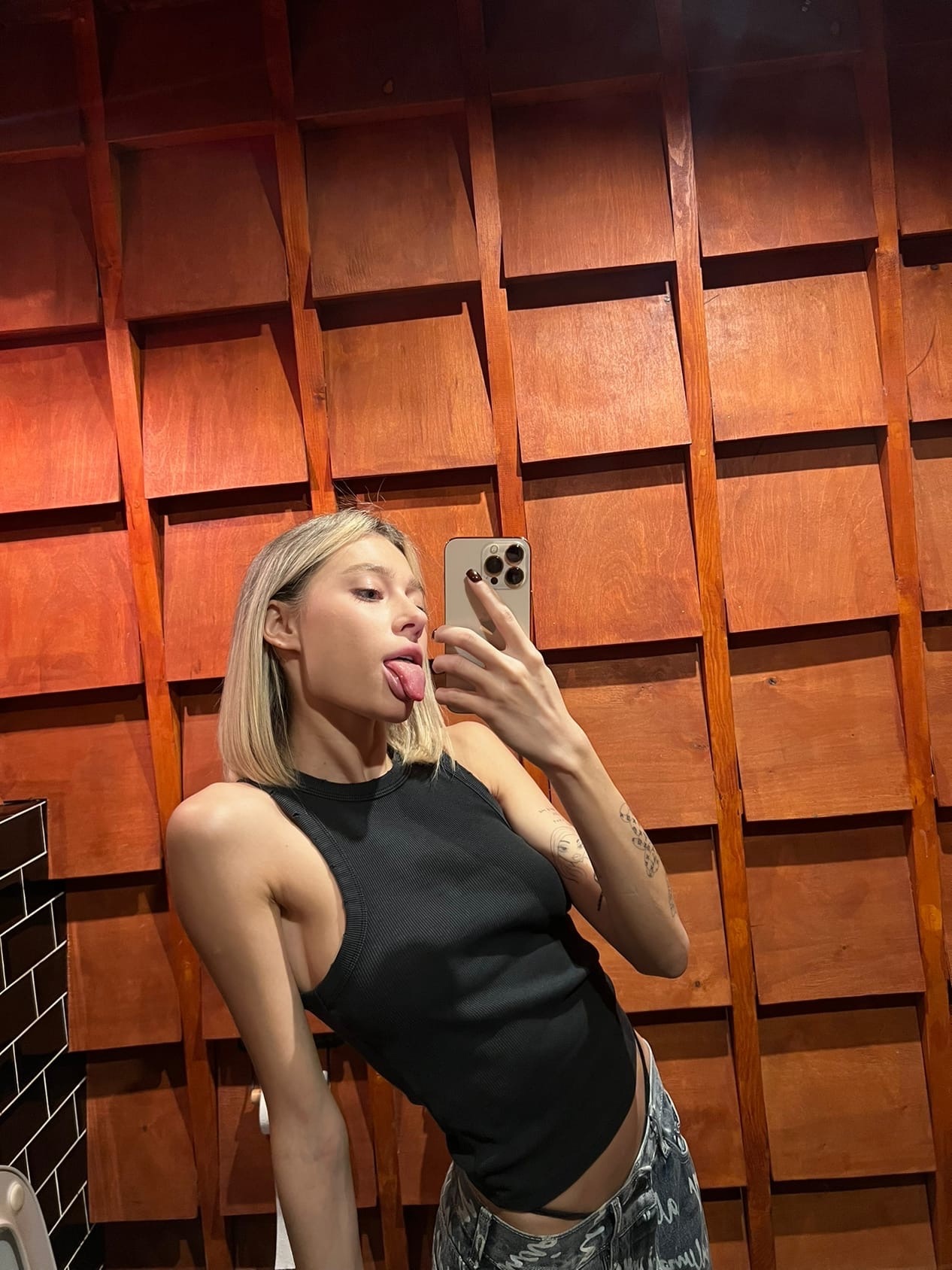 А на этом смешном селфи девушка снова показала язык.