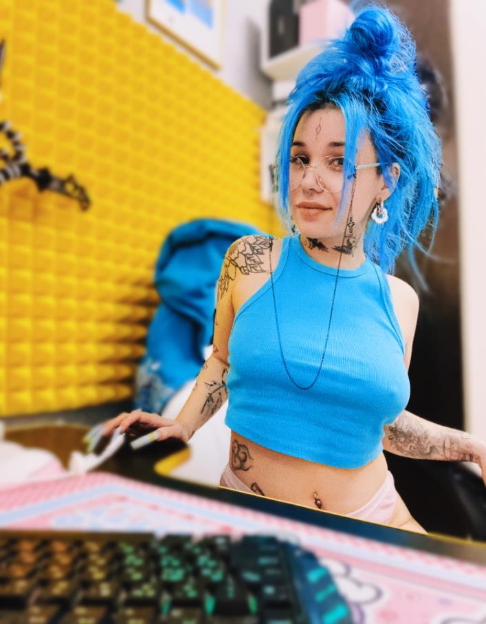 Фотография синеволосая рэперша Kanima слитая с Бусти аккаунта. Фотография синеволосая рэперша Kanima слитая с Бусти аккаунта.