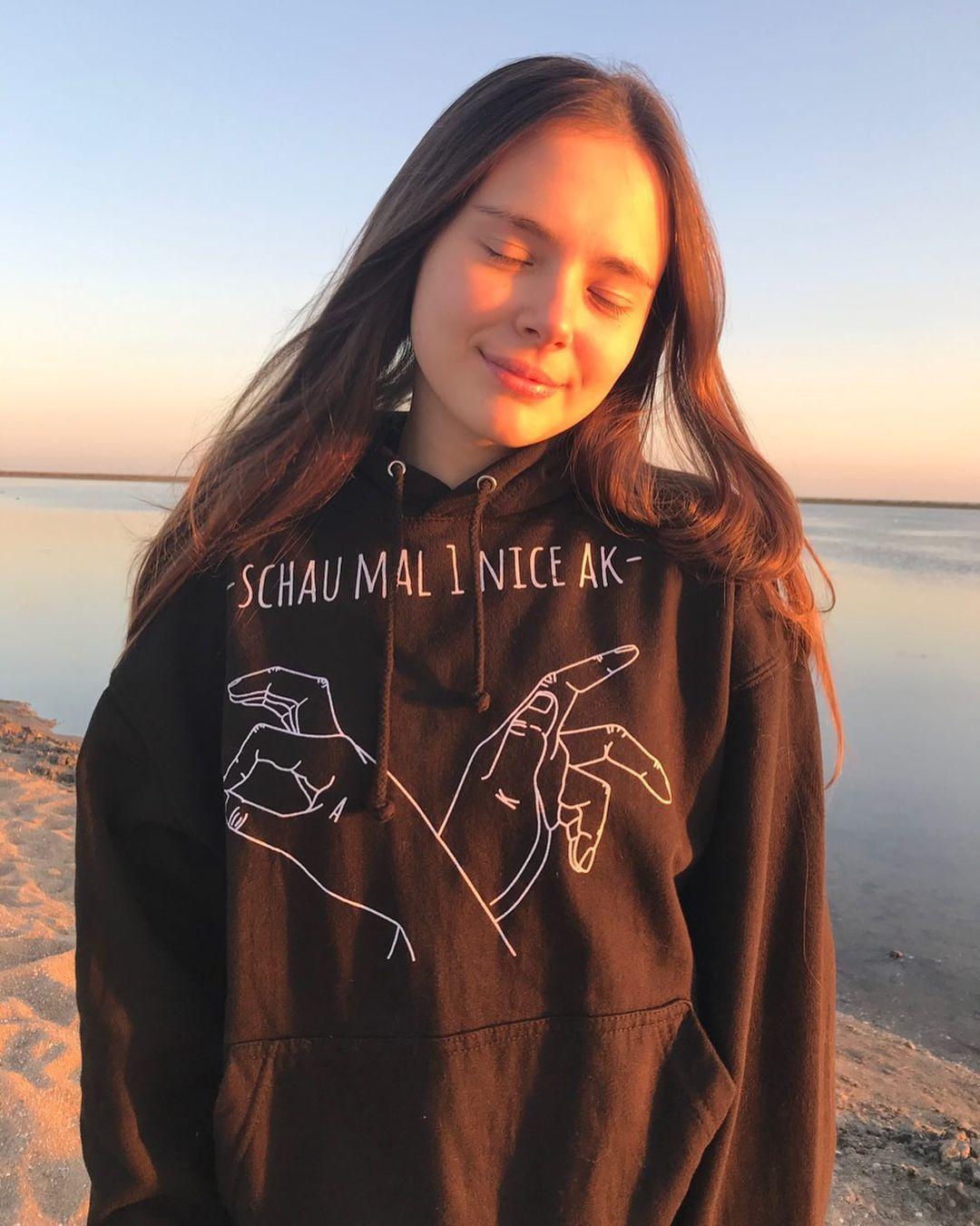 Не смотря на это, в её instagram можно увидеть снимки эротического характера. Не смотря на это, в её instagram можно увидеть снимки эротического характера.