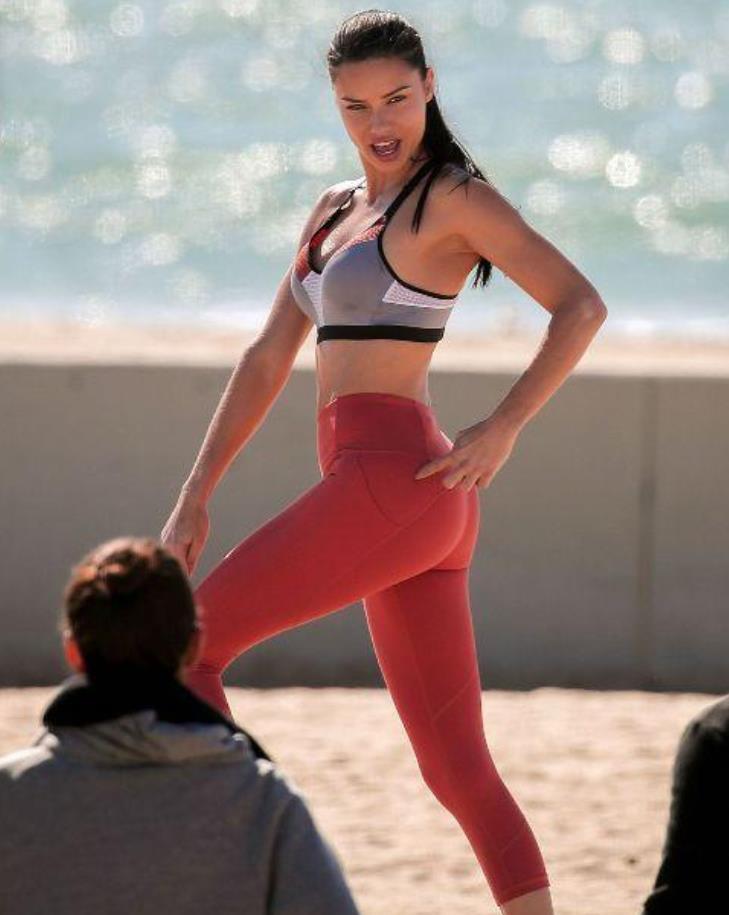 Смешной кадр с Адрианой в спортивном обтягивающем костюме и с открытым ртом.