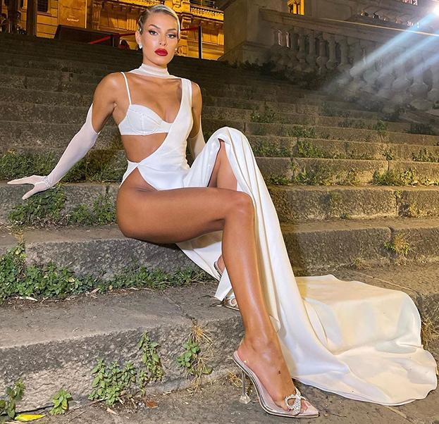 Откровенное фото Джессики в открытом белом платье с ярким макияжем.