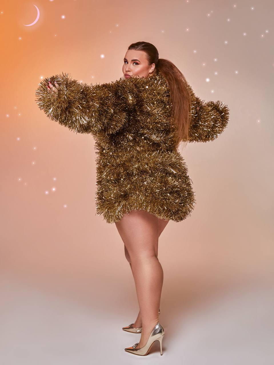 Горячие Новогодние фотки "Вероны" в костюме из мишуры на голое тело, слитые в сеть. Горячие Новогодние фотки "Вероны" в костюме из мишуры на голое тело, слитые в сеть.