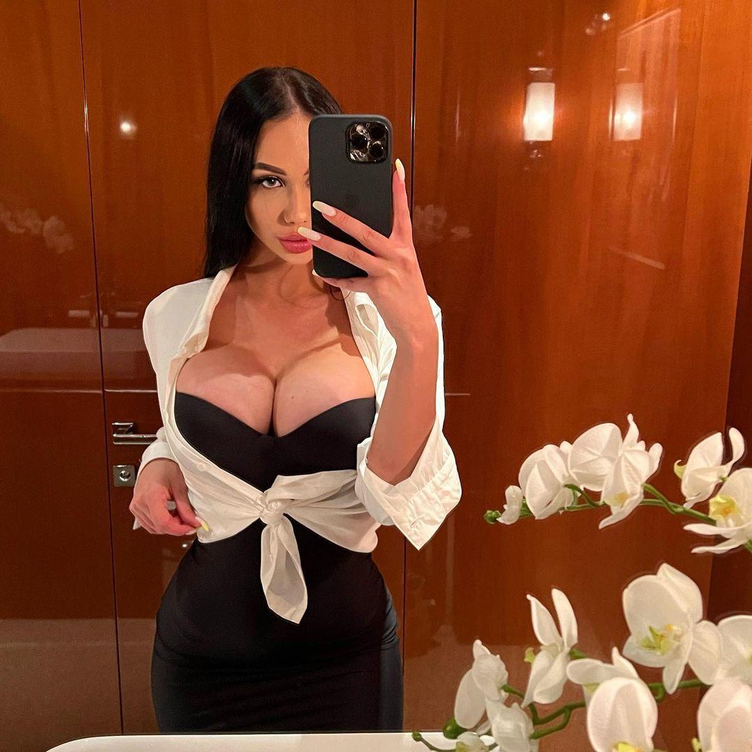 Пользуясь прекрасными параметрами и популярностью Alinajimmychoo решила завести онлифанс профиль на котором публикует откровенные фото со своим участием. Пользуясь прекрасными параметрами и популярностью Alinajimmychoo решила завести онлифанс профиль на котором публикует откровенные фото со своим участием.