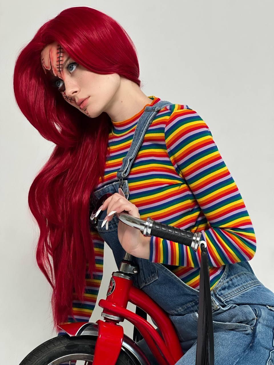 В народном кокошнике. В народном кокошнике.